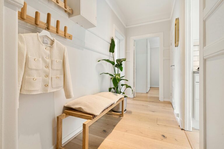 How to Keep Your Entryway Clean and Simple Every Day